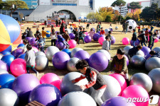 전주시청 광장 어린이 놀이터 변신…신나게 놀자