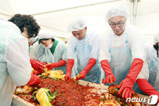 김장 담그기 참여한 김병기 의원과 이창우 동작구청장