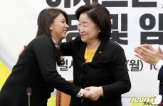 이자스민 끌어안는 정의당