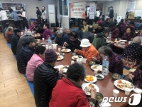 매주 금요일 중구 신당경로당에선 따뜻한 점심 나눔