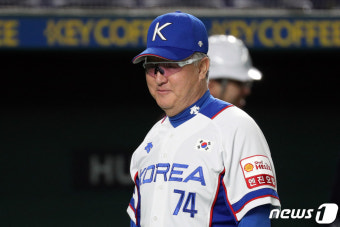 선수들 훈련 모습 지켜보는 김경문 감독