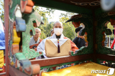 각 사찰로 봉안될 사리...소중하고 또 소중하게