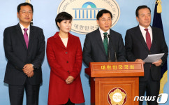 기자회견하는 한국당 당협위원장들 다선의원 험지 개척
