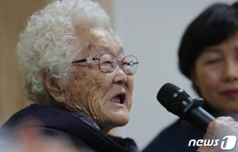 발언하는 이옥선 할머니