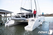 태양광 요트 타고 온 툰베리, 쌍동선 타고 다시 스페인行