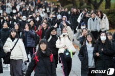 대견하다 고생했다…수원 영복여고 곳곳 수험생 격려 물결
