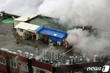 서초구 종합상가에 화재 화재진압하는 소방대원들