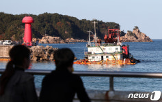 서퍼 가득했던 양양 기사문 바지선 침수로 썰렁