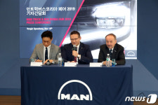 취재진 질문에 답변하는 틸로 할터 총괄 사장