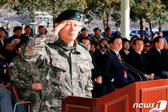 거수경례하는 신임 박정환 육군 2군단장