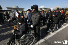 한국지체장애인협회, 국회 앞 행진