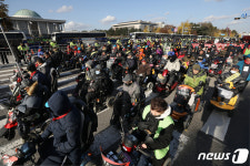 한국지체장애인협회 국회 앞 줄지어 행진