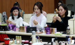 제품 살피는 LG생활건강 내추럴뷰티 크리에이터