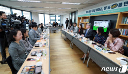 남녀 고용 평등 우수 기업인 한독 방문한 이재갑 고용부장관