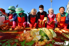 [화보]포항시새마을회·한미해병대 사랑의 김장 2만 포기 담그기