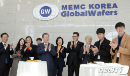 엠이엠씨(MEMC)코리아 직원들과 간담히 하는 문 대통령