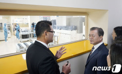 불화수소 에칭 공정 시찰하는 문재인 대통령