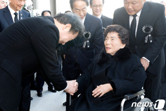 악수하는 이낙연 총리·손명순 여사