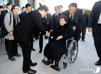 손명순 여사와 악수하는 이낙연 총리