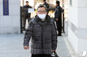 주먹 쥐고 귀가하는 김학의 전 차관