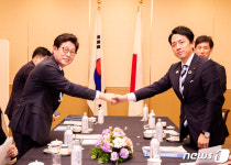 악수하는 한일 환경장관
