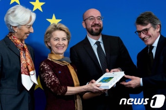 폰데어라이엔 집행위원장 등 EU 지도부 한 자리에