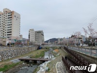 인공폭포 만들어 충주천 수량 확보, 관광객 유치