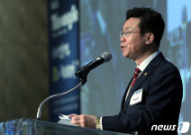 축사하는 이재욱 차관
