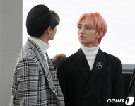 세븐틴 조슈아, 준과 눈빛으로 대화 중