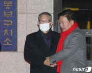 구치소 나서는 김기춘 구속기간 만료