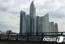 해운대 아파트 44층서 유리창 파편 놀이터 위로 '우수수'