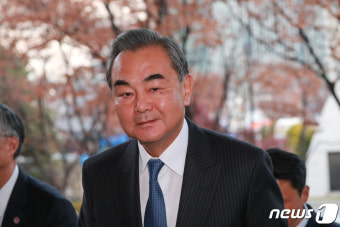 밝은표정 보이는 왕이 중국 외교부장