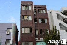 아산 한 여관 3층서 불…매달린 투숙객 구조, 7명 중경상