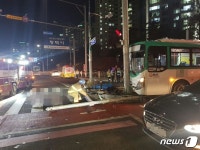 평택 교차로서 시내버스, 교통섬 돌진…보행자 1명 숨져
