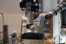 카닥, 일산 주유소에 아이스크림 서빙하는 협동로봇 도입