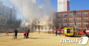 안동 강남초 체육관서 화재…890여명 대피