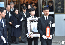아주대병원 나서는 고 김우중 전 회장 영정