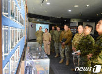해군특수전전단 역사관 둘러보는 참석자들