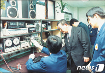 금성사 고객서비스센터 찾아 애로사항 경청하는 구자경 회장