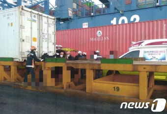 부산신항서 20대 검수직원 컨테이너 사이에 끼여 숨져
