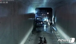 전주서 1톤트럭 지하차도 옹벽 들이받고 화재…운전자 사망