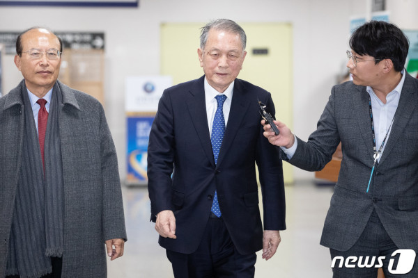 '세월호 보고조작' 혐의 김기춘 석방 뒤 첫 재판서 