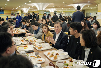 '대통령이 간다' 文대통령, 구로서 직장인들과 깜짝 점심