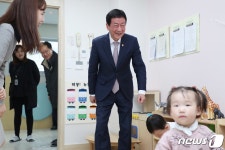 연말연시 세종청사 어린이집 찾은 진영 장관