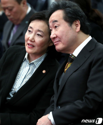 대화 나누는 이낙연 총리와 박영선 장관