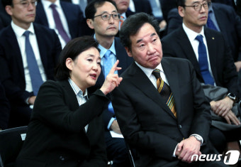 박영선 장관 이야기 듣는 이낙연 국무총리