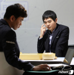 AI 맞대결 고심하는 이세돌 9단