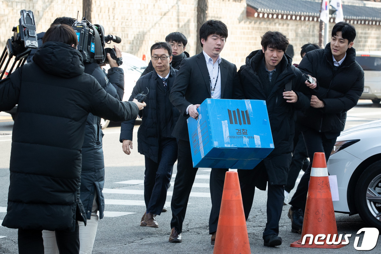 이준석 개혁신당 대표, 공천개입 의혹 압수수색... 무리한 수사 주장에 반응 갈려