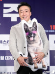 이성민, 군견 알리 안고 귀엽게