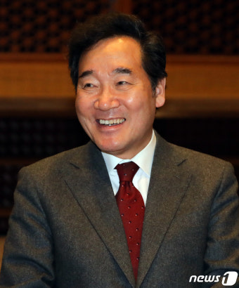 미소 띄우는 이낙연 총리